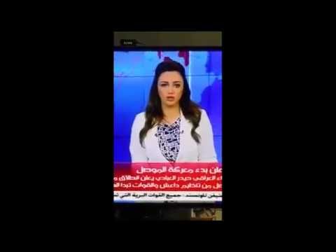 شاهد موقف محرج لمذيعة عربية أثناء قراءة النشرة