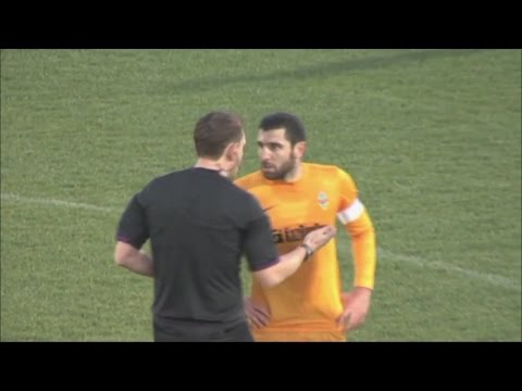 لاعب روسي يحاول ضرب حكم