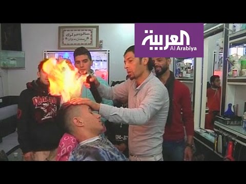 شاهد حلّاق مصري يحرق شعر زبائنه