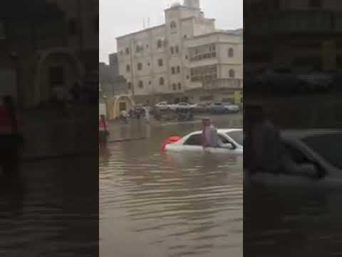 شاهد لحظة إنقاذ وافد أسيوي مسن احتجزته السيول في جدة