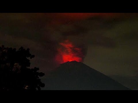 بركان جبل أغونغ يلفظ حممه الملتهبة