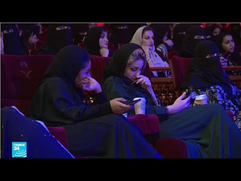 سعوديات يحضرن لأول مرة حفلا موسيقيا في العاصمة الرياض