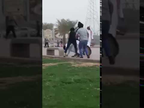 شباب يضربون شخصًا ويروّعون المواطنين بالكلاب