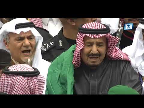 شاهد خادم الحرمين الشريفين يُشارك في العرضة السعودية