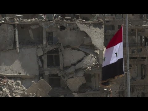 شاهد القوات الحكومية السورية ترفع العلم السوري في حي الحجر الاسود
