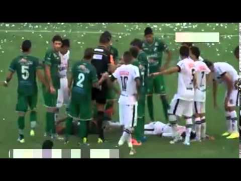 لاعب يهاجم خصمه بطريقة الكاراتيه