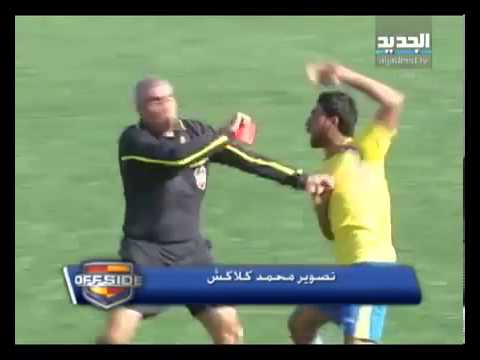 لاعبو نادي العهد اللبناني يضربون الحكم