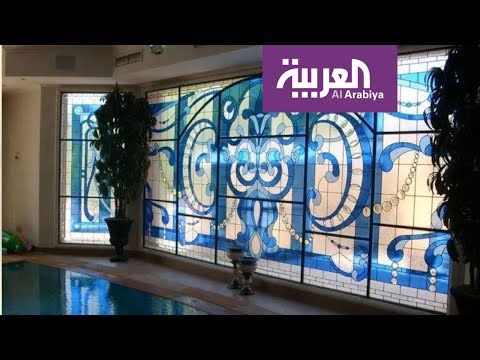 الزجاج المعشق تؤلّف وفق تصميم يضعه فنان