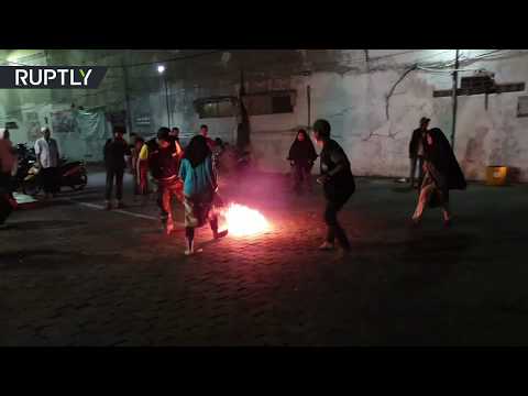 أطفال شجعان في إندونيسيا يلعبون كرة النار احتفالًا بالعام الهجري الجديد