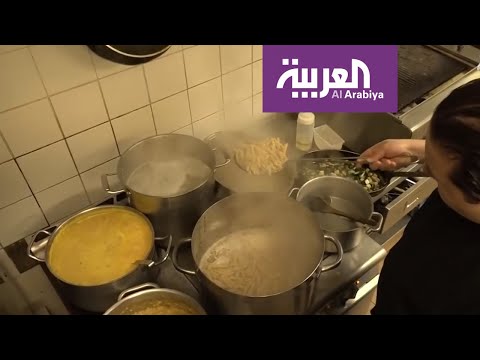 شاهد قصة طباخ مغربي يعد الطعام مجانًا لمستشفيات بريطانيا