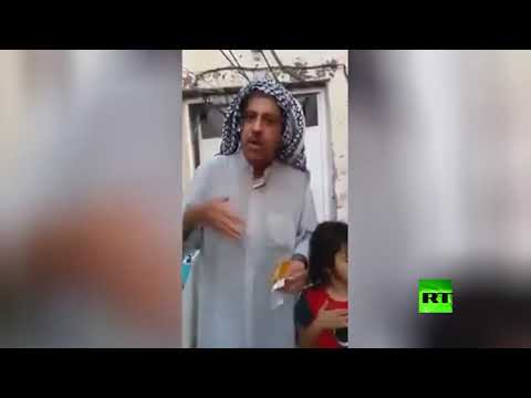 شاهد عراقي ينعي راتبه الذي استقطعت الحكومة جزءًا منه بأغنية مع أطفاله