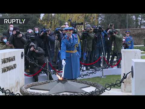 شاهد لافروف يشارك الرئيس الصربي في إيقاد الشعلة الخالدة في بلغراد