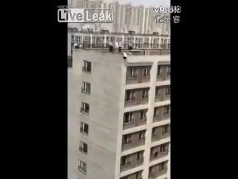 بالفيديو إنقاذ مثير لامرأة قفزت من الطابق الـ 18