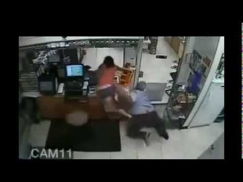 بالفيديو مطاردة مثيرة بين صاحب محل وفتاة حسناء سرقته