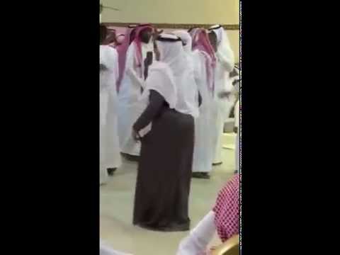 بالفيديو فتاة متنكرة تشارك شباب سعوديين الرقص
