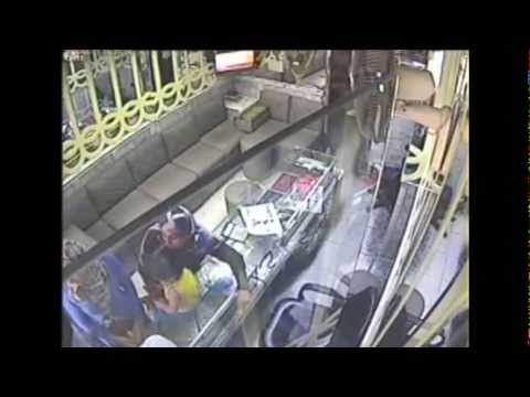 بالفيديو فتاتان تسرقان محل ذهب بعد مغافلة مالكه