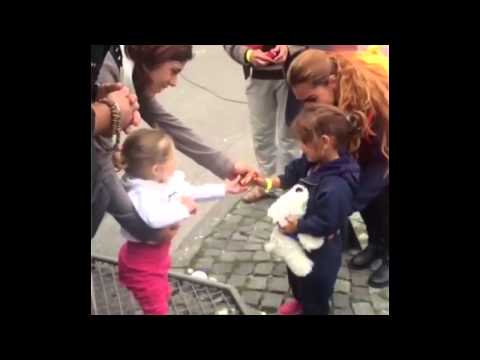 طفلة ألمانية تستقبل أخرى سورية بالحلوى