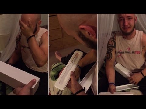 بالفيديو زوج يبكي فرحًا بعد رؤية اختبار حمل زوجته الإيجابي