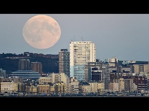 شاهد لون القمر يميل الى الاحمرار خلال خسوف نادر