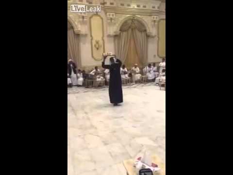 فيديو خادم يسبب كارثة في حفل ثري سعودي