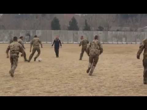 جنود بريطانيا وألمانيا يلعبون كرة القدم بالزى العسكرى