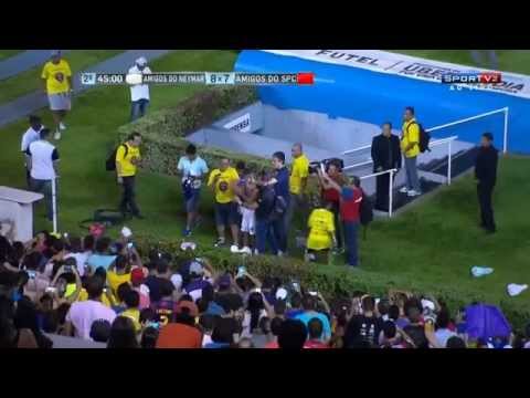 نيمار يتجرد من ملابسه أمام جماهير البرازيل