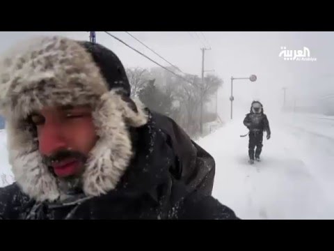 سعوديان يسيران على الثلوج قطعا جزيرة يابانية