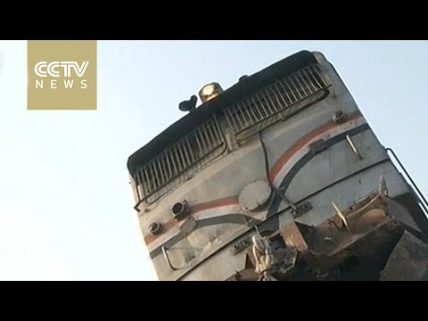 over 100 hurt in train crash near cairo