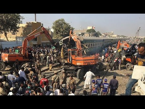 pakistan train collision in karachi