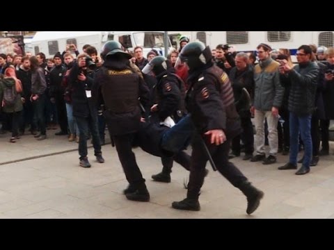 protesters clash with russian police