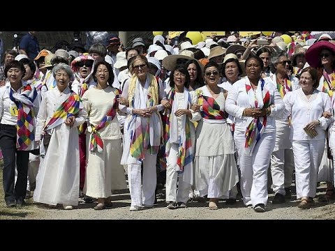 peace activists cross demilitarised zone that separates korea