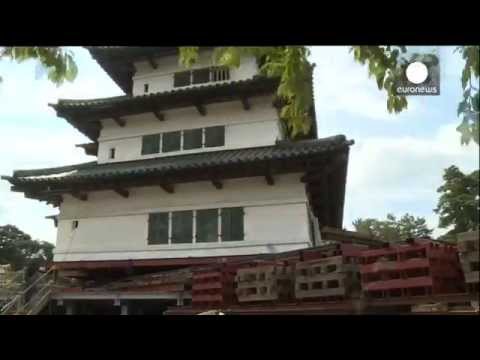 400tonne castle tower moved using metal rollers japan