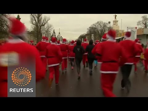 more than a thousand santas sprint in the russian capital