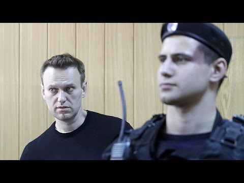 russia frees kremlin critic alexei navalny