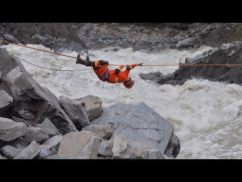 footage rescue team struggles to find people buried