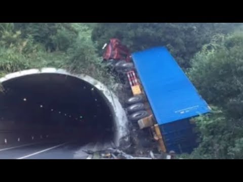 outofcontrol lorry ploughs