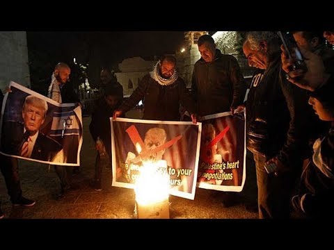 palestinian protesters burn posters of trump