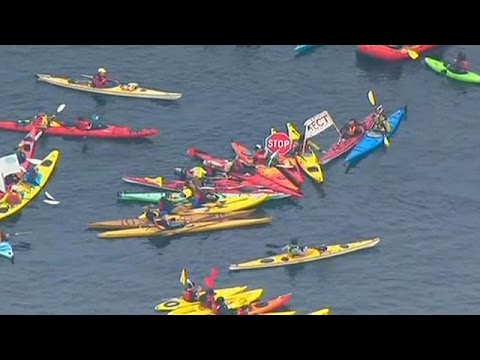 kayakers protest against shells pioneer arctic oil drilling rig