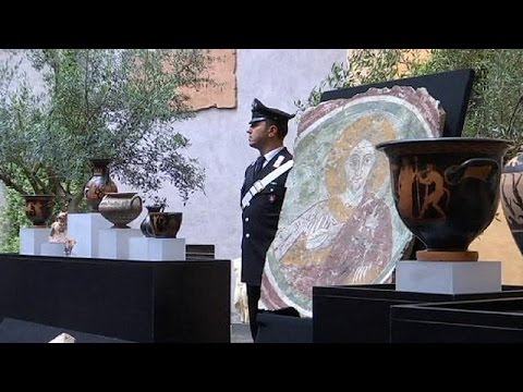 us hands looted artifacts back to italy