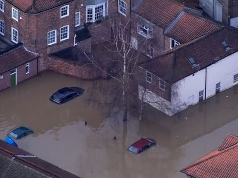 uk military helps combat severe flooding