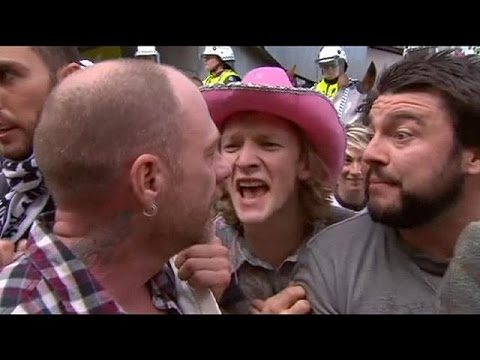 clashes between antiislam and antiracism protesters