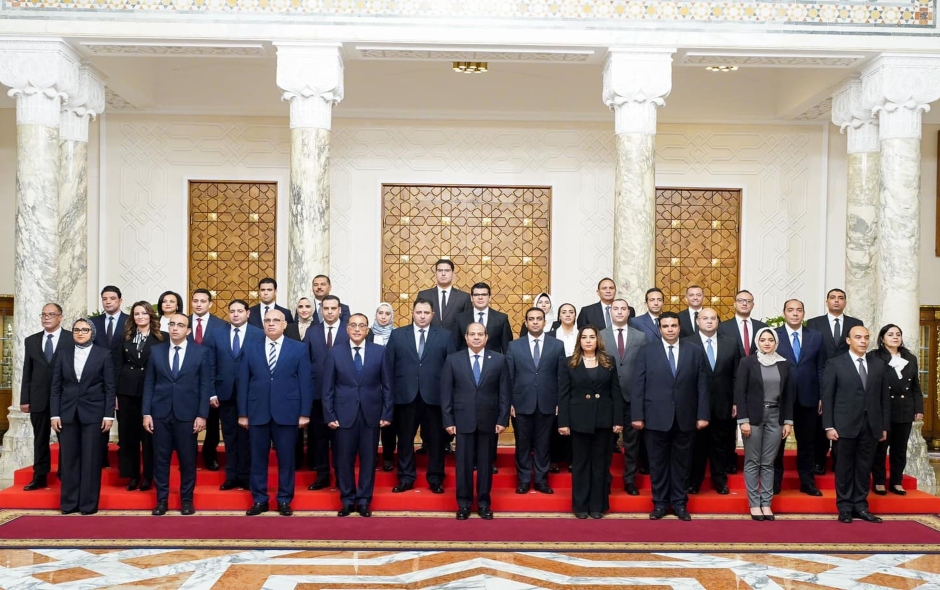 الرئيس السيسي يجتمع مع أعضاء الحكومة الجديدة والمحافظين ونواب الوزراء والمحافظين عقب أدائهم اليمين الدستورية